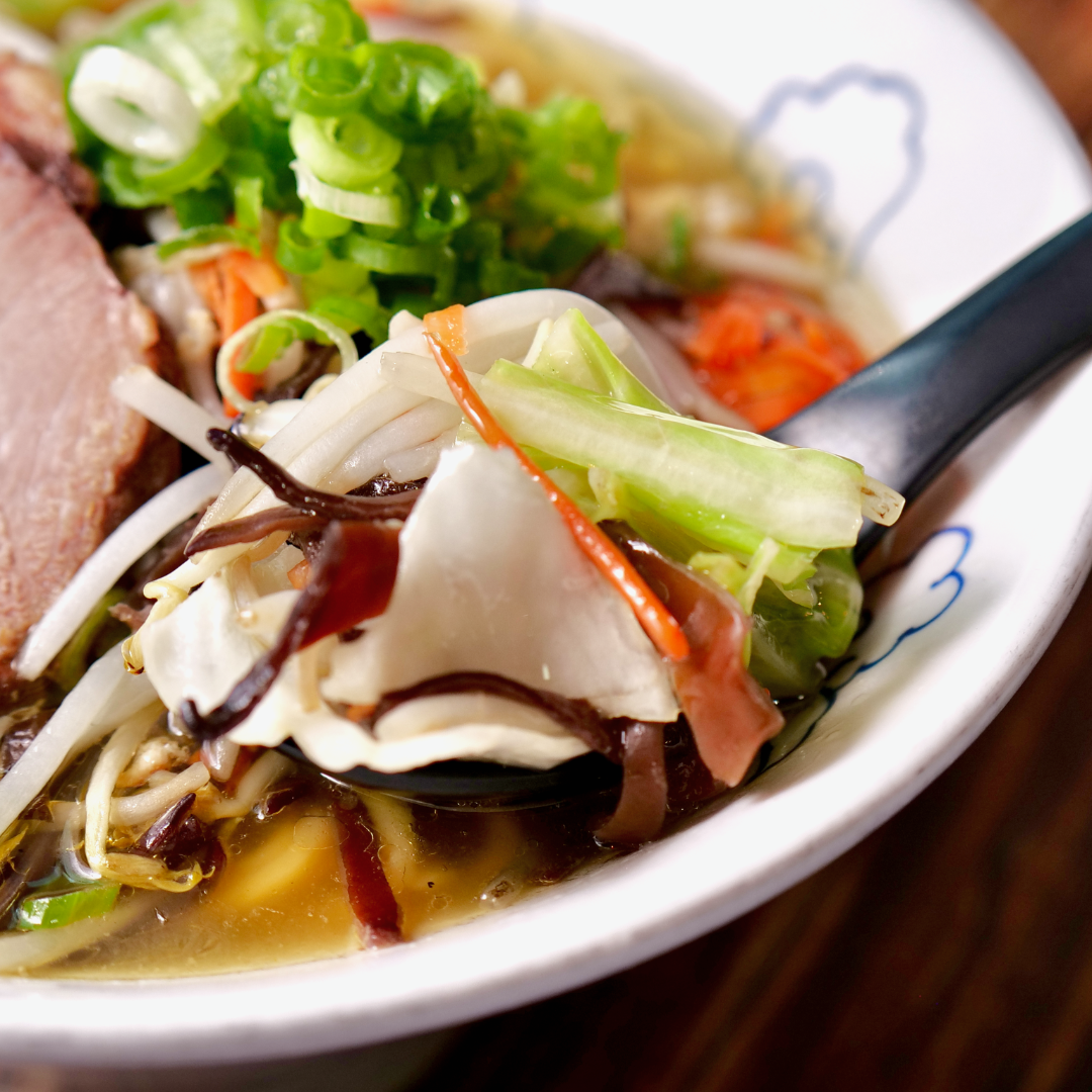 Cabbage, bean sprouts, carrot, kikurage and green onion on RAMEN RAIJIN Frozen Shio Tanmen